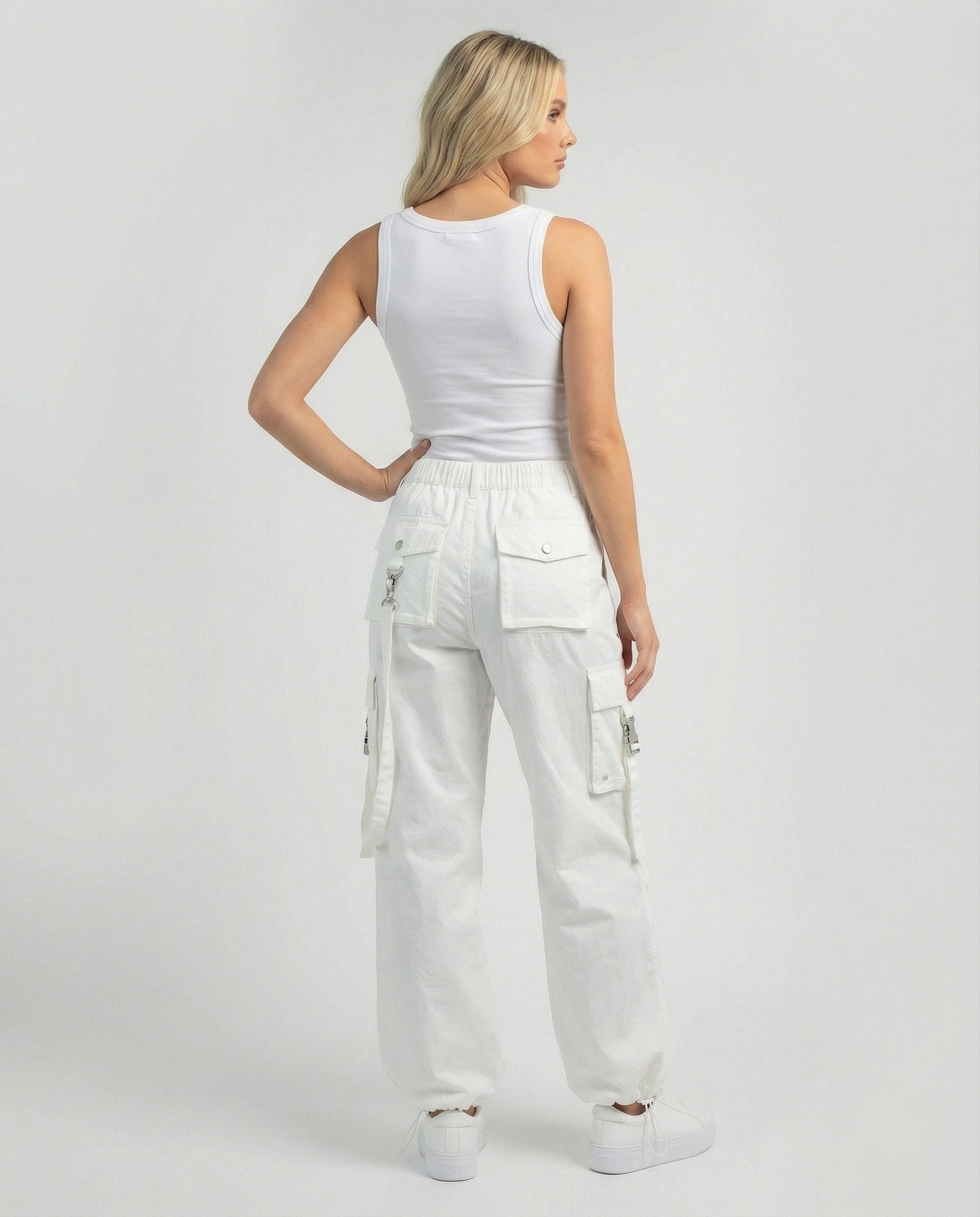 Damen weite Ballon-Cargo-Palazzohose mit seitlichen Klapptaschen Ösen- und Schnallenapplikationen Kordelbund in Weiß