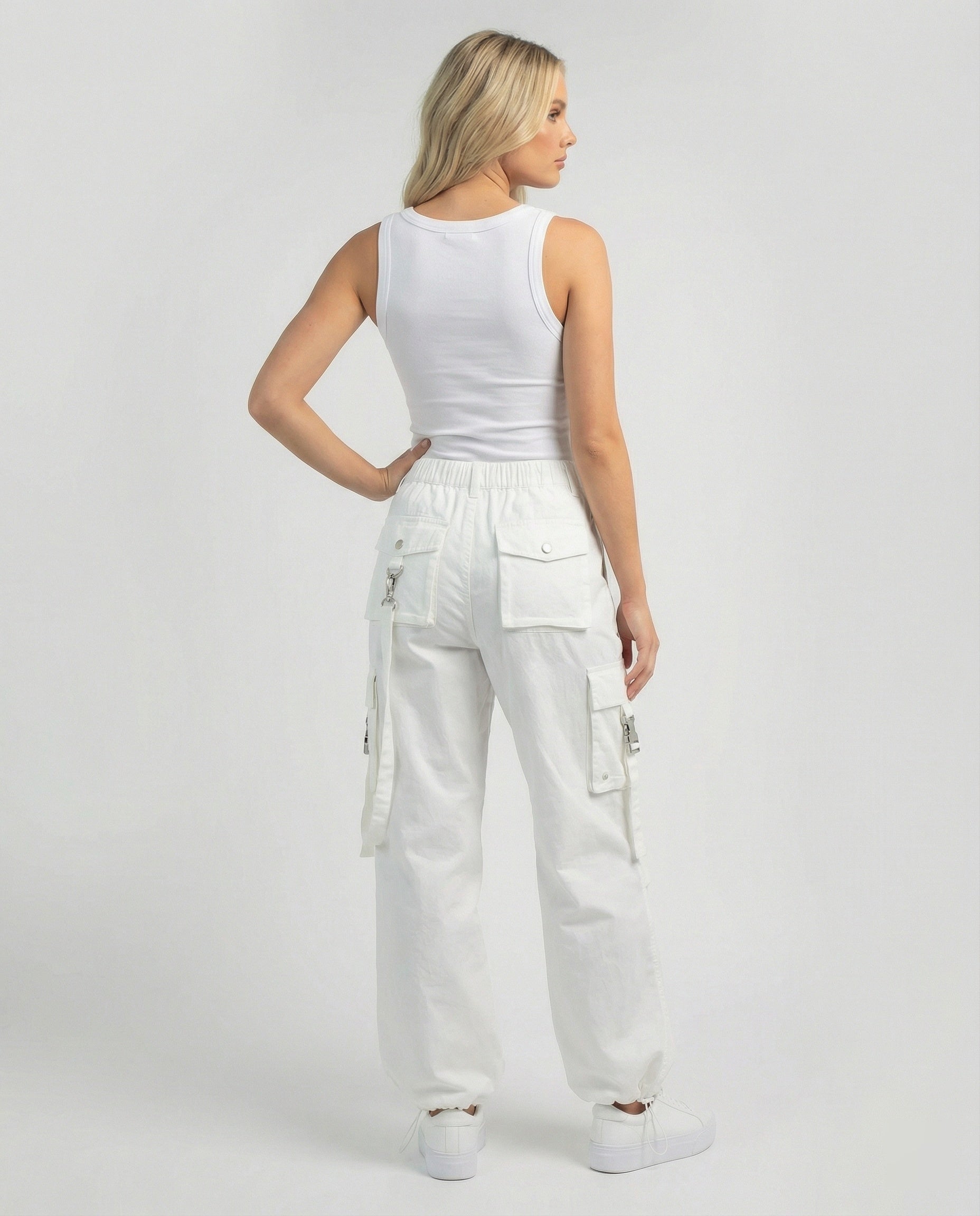 Damen weite Ballon-Cargo-Palazzohose mit seitlichen Klapptaschen Ösen- und Schnallenapplikationen Kordelbund in Weiß