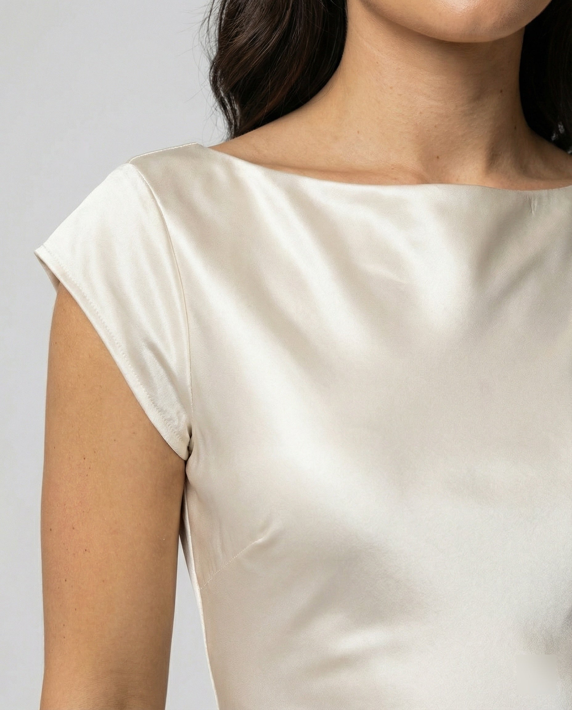 Damen schimmerndes Midikleid mit Schlitz in Champagner