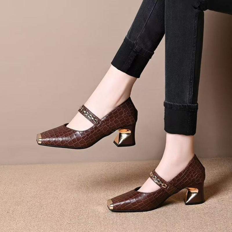 Damen Elegante Mary Jane Pumps mit trendigem Metallakzent in Weinrot