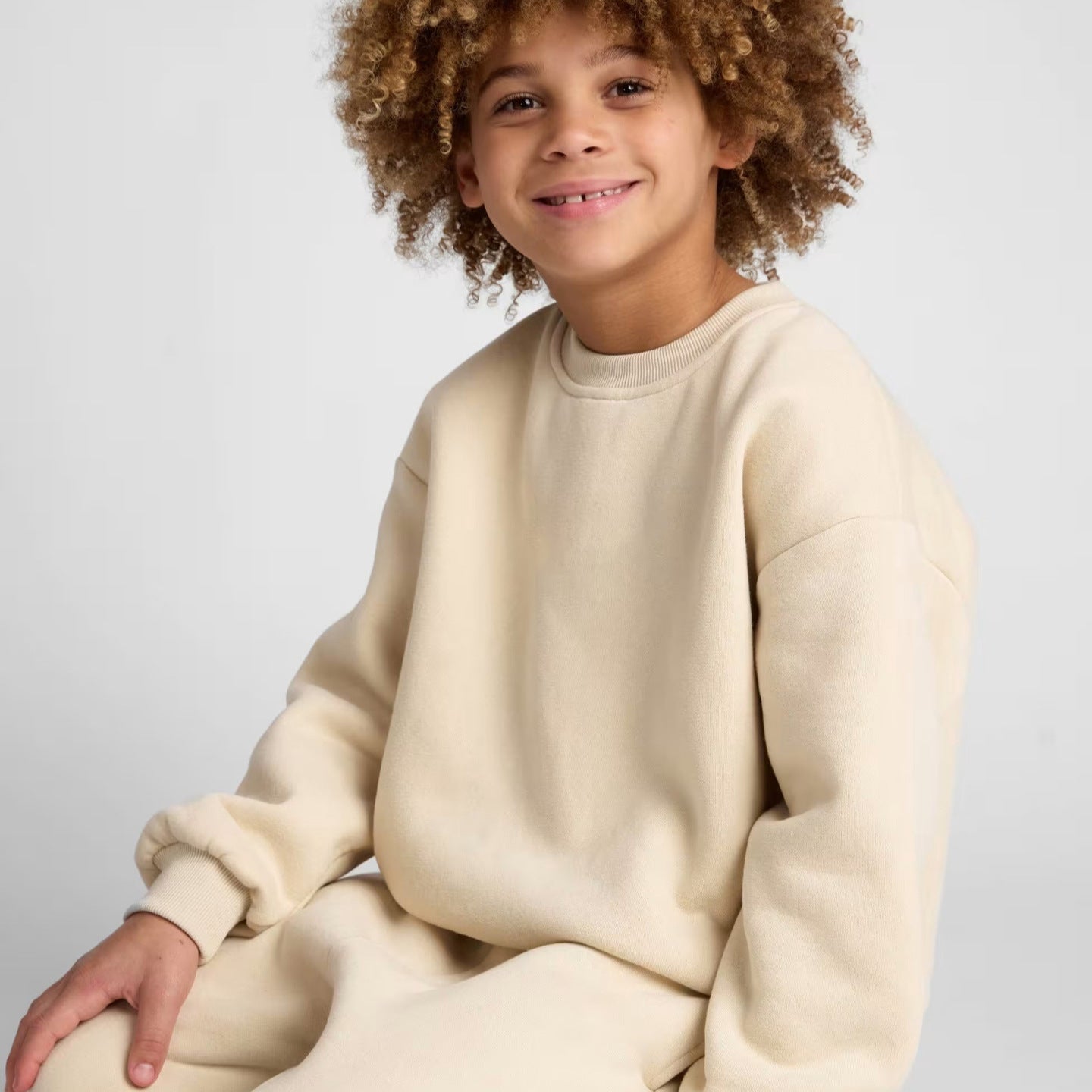 Damen bequemer Sweatshirt mit überschnittenen Schultern und hohem Kragen in Schwarz