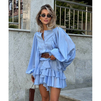 Damen Rüschenkleid mit weiten Ärmeln und modischen Details in Weiß