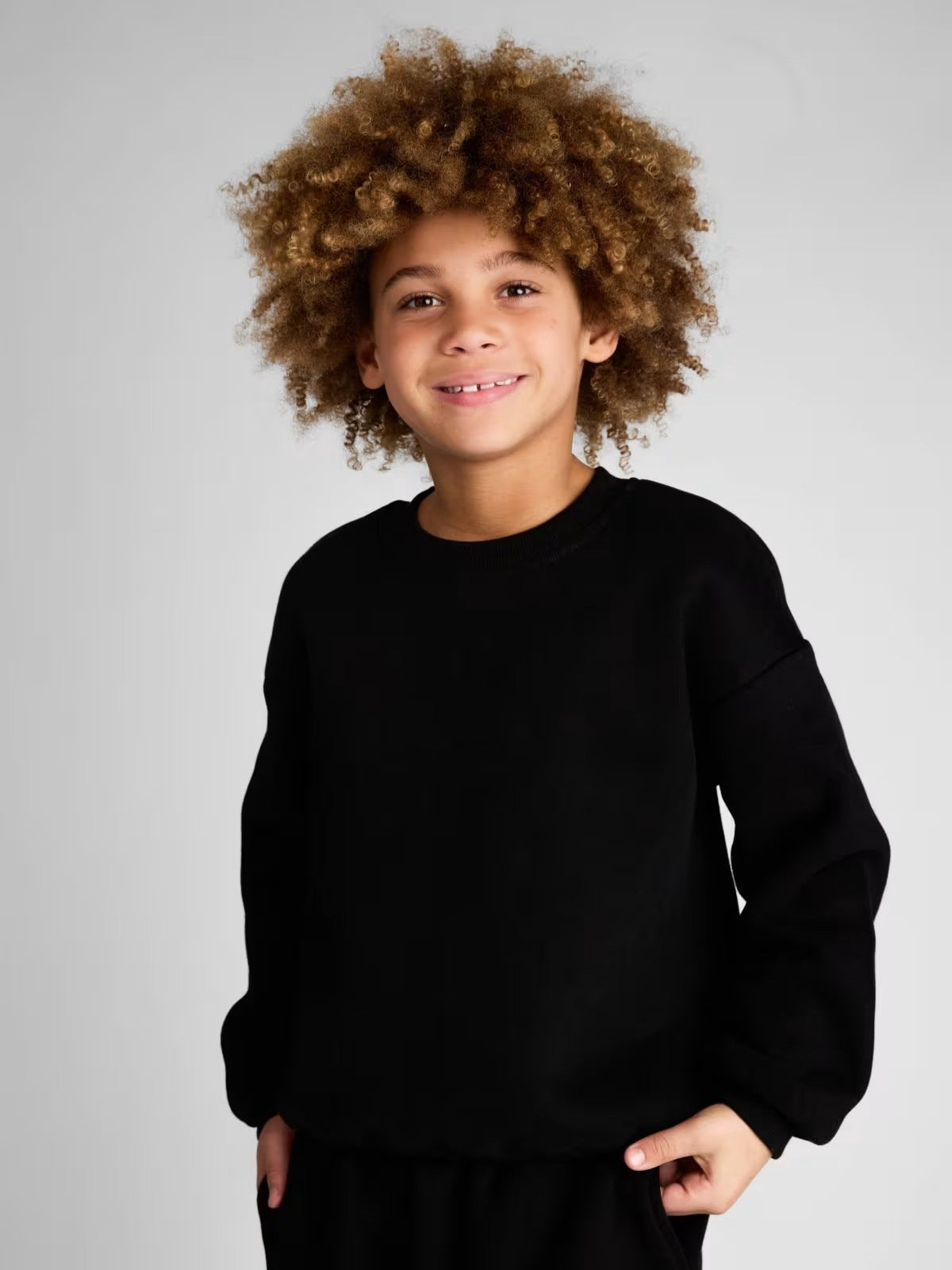 Damen bequemer Sweatshirt mit überschnittenen Schultern und hohem Kragen in Schwarz