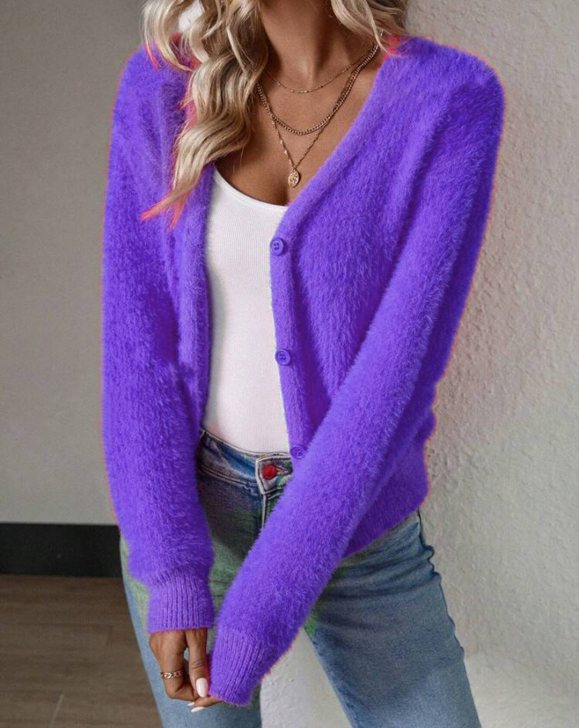 Strickjacke Damen kuschelig mit V-Ausschnitt und Knopfdetails in Violett
