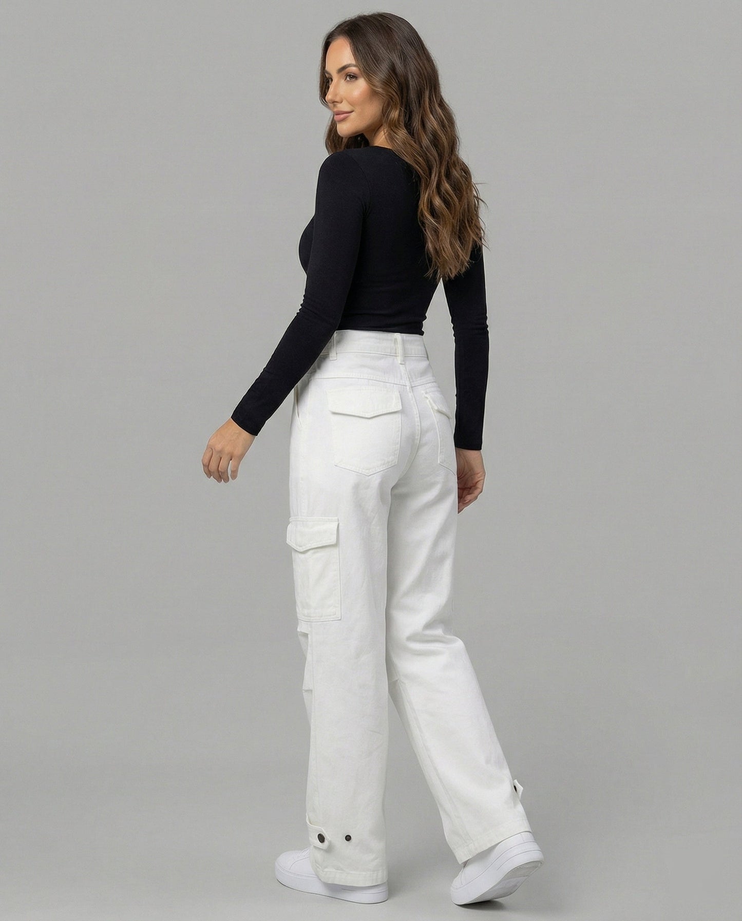 Damen hochgeschnittene weite Cargo-Hose mit Kellerfalten, großen Klappentaschen und verstellbarem Druckknopfsaum in Jeansblau