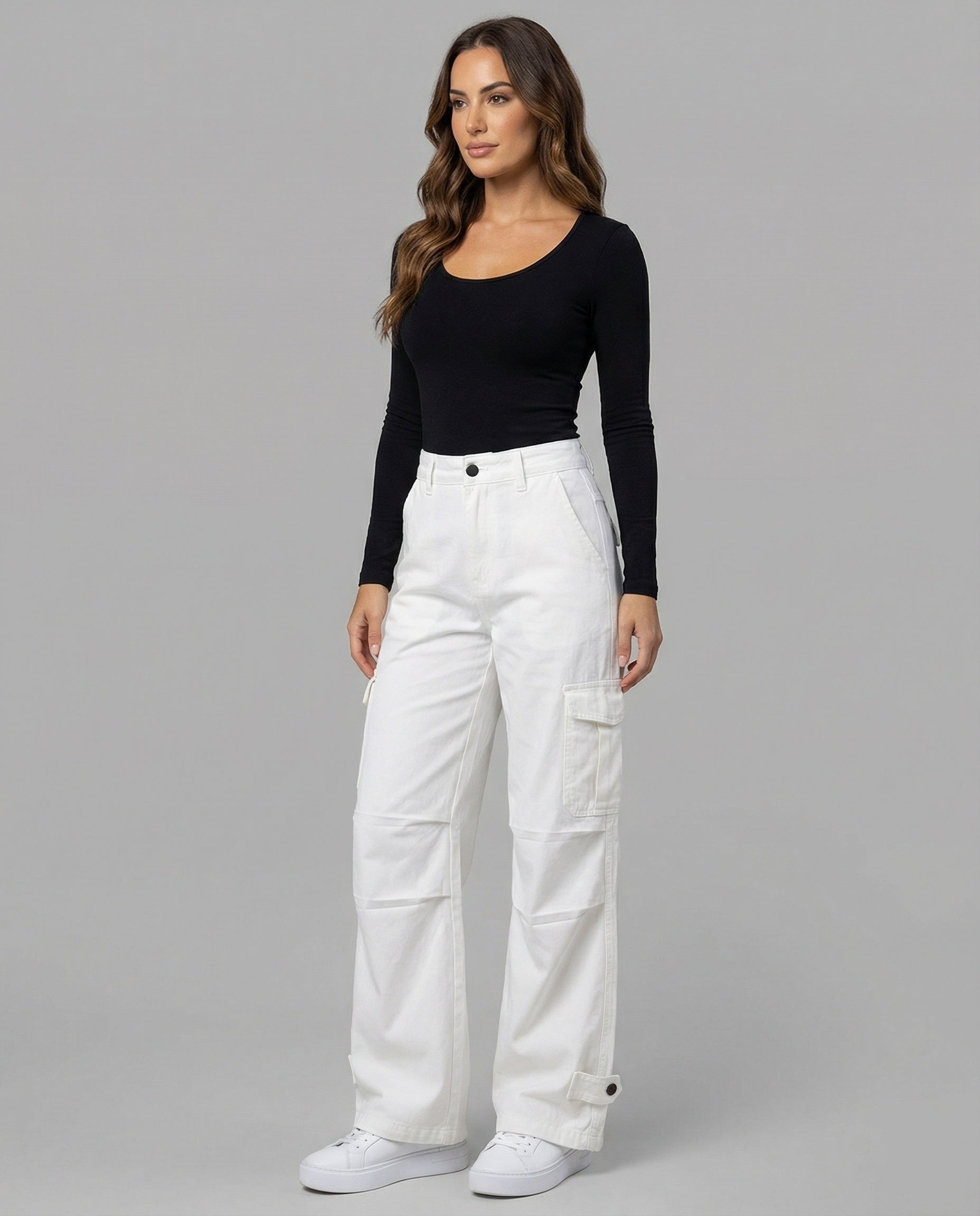 Damen hochgeschnittene weite Cargo-Hose mit Kellerfalten, großen Klappentaschen und verstellbarem Druckknopfsaum in Jeansblau