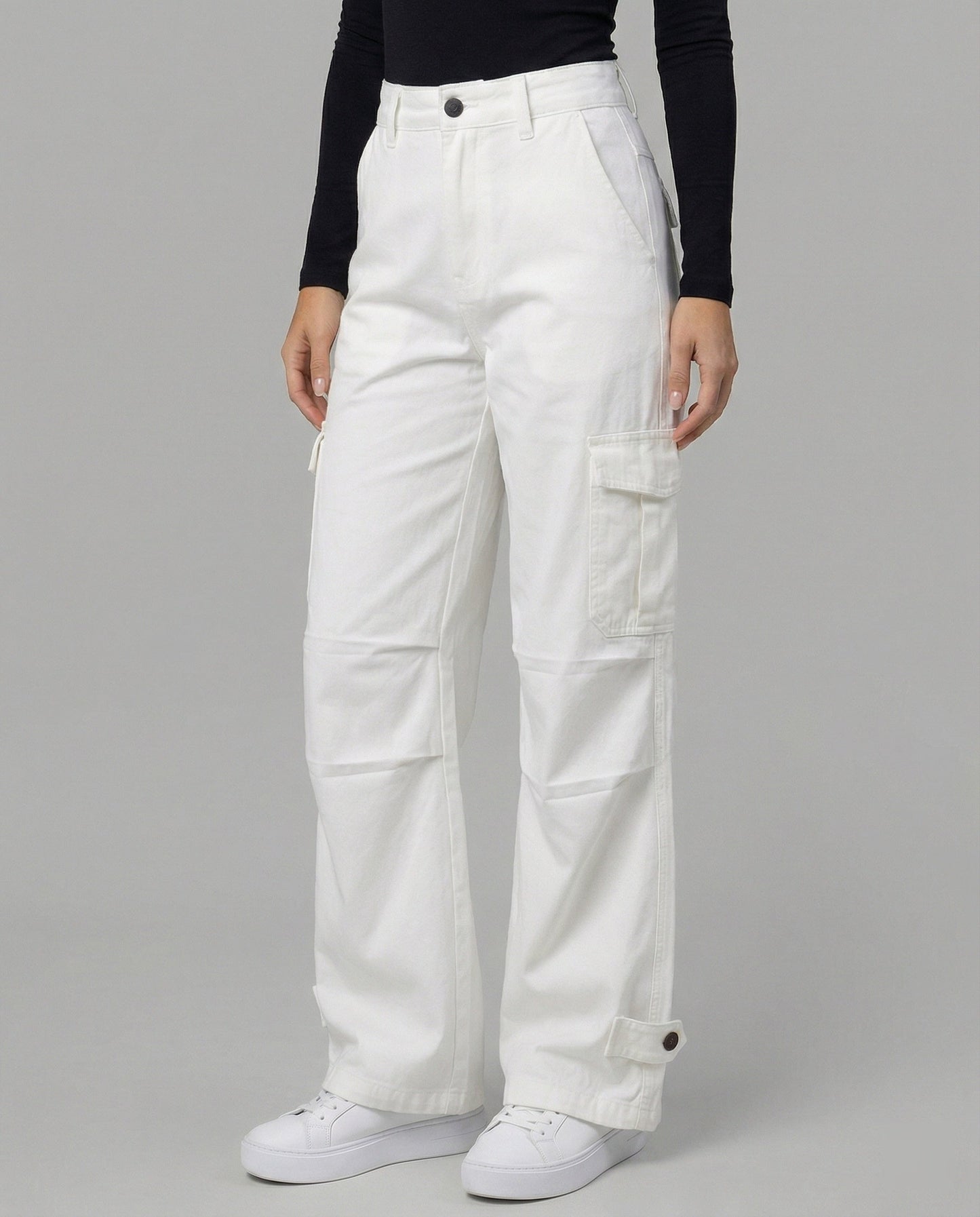Damen hochgeschnittene weite Cargo-Hose mit Kellerfalten, großen Klappentaschen und verstellbarem Druckknopfsaum in Jeansblau