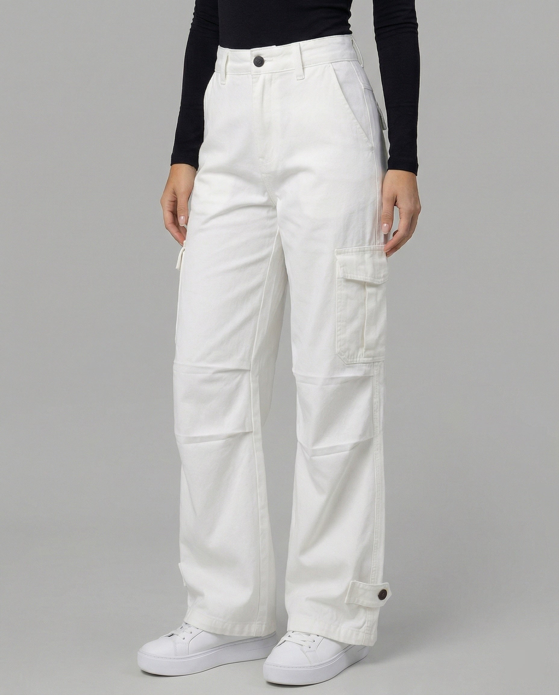 Damen hochgeschnittene weite Cargo-Hose mit Kellerfalten, großen Klappentaschen und verstellbarem Druckknopfsaum in Jeansblau