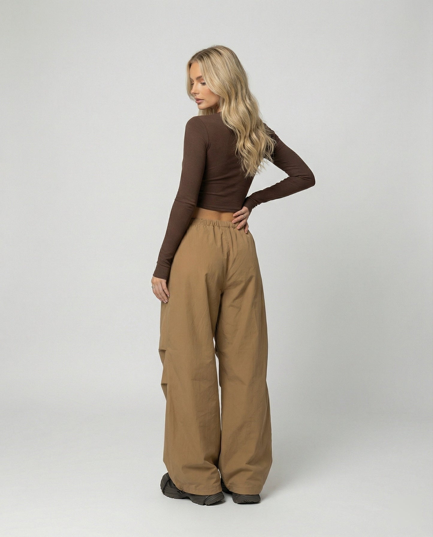Damen hochgeschnittene extraweite Streetwear-Hose mit Tunnelzugbund, markanten Kniefalten und weitem Beinverlauf in Khaki
