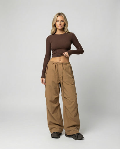 Damen hochgeschnittene extraweite Streetwear-Hose mit Tunnelzugbund, markanten Kniefalten und weitem Beinverlauf in Khaki