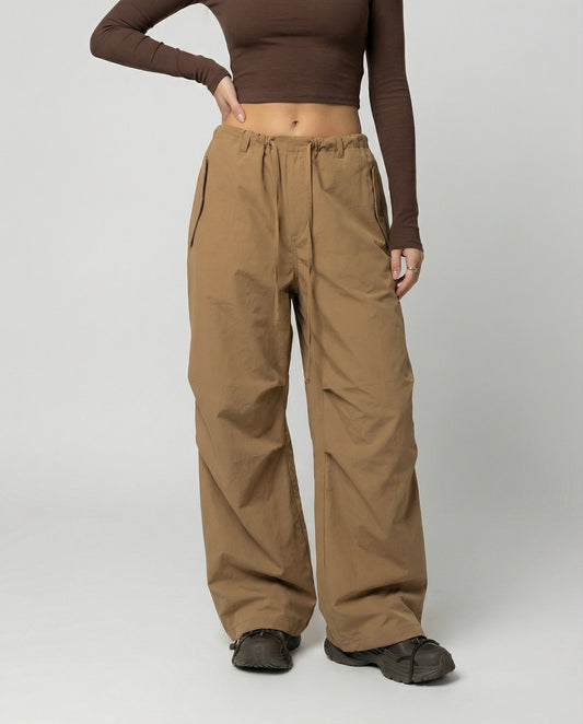 Damen hochgeschnittene extraweite Streetwear-Hose mit Tunnelzugbund, markanten Kniefalten und weitem Beinverlauf in Khaki