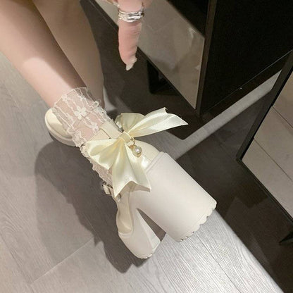 Damen Plateau-Pumps mit dekorativem Riemchen und eleganter Schnalle in Weiß