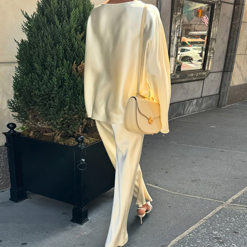 Damen elegante Loungewear-Kombination mit schimmerndem Finish in Aprikose