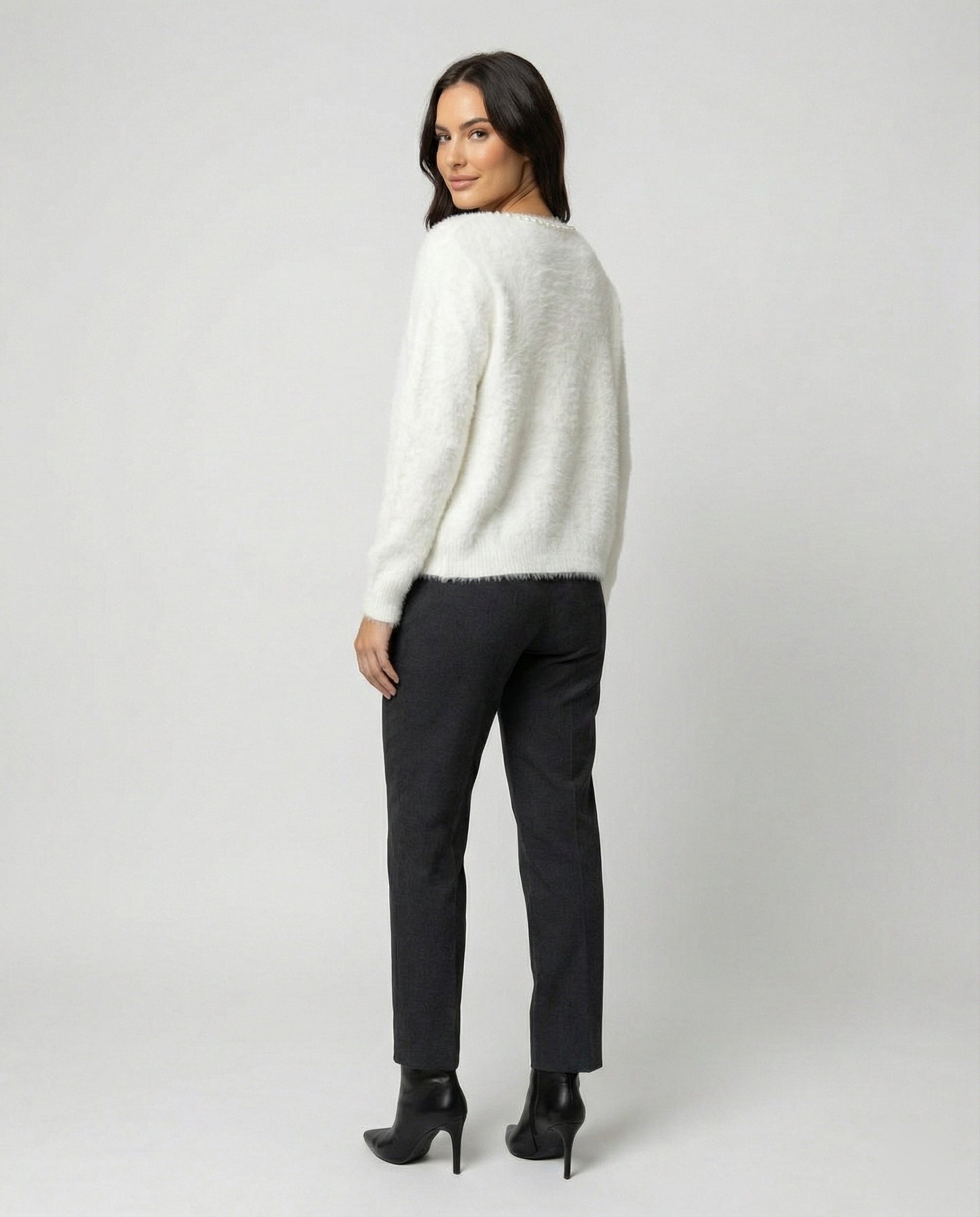 Strickjacke Damen flauschig mit Perlenverzierung in Weiß