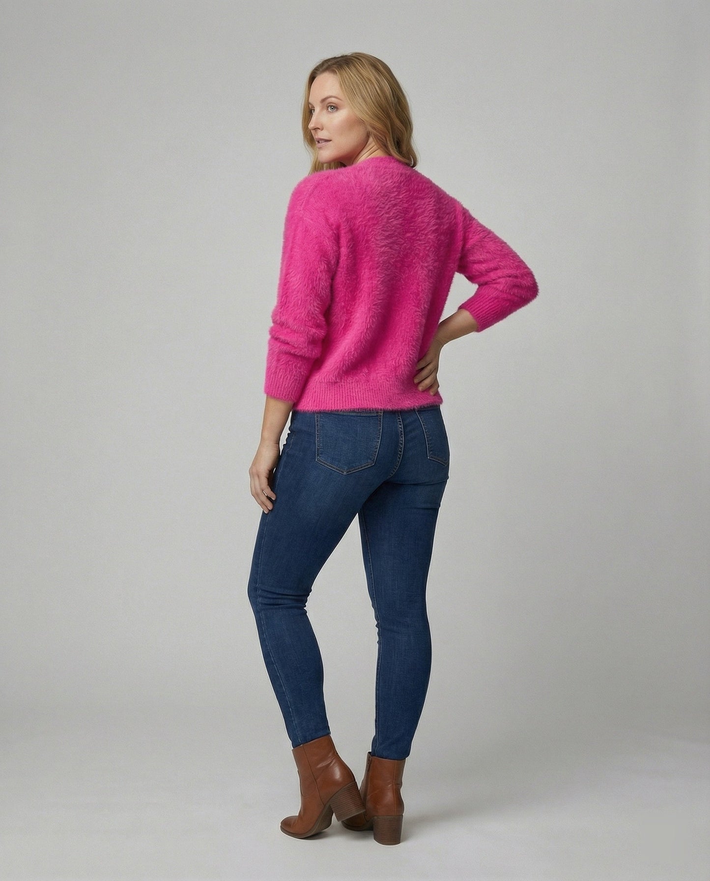 Strickjacke Damen kuschelig mit V-Ausschnitt und Knopfdetails in Weiß