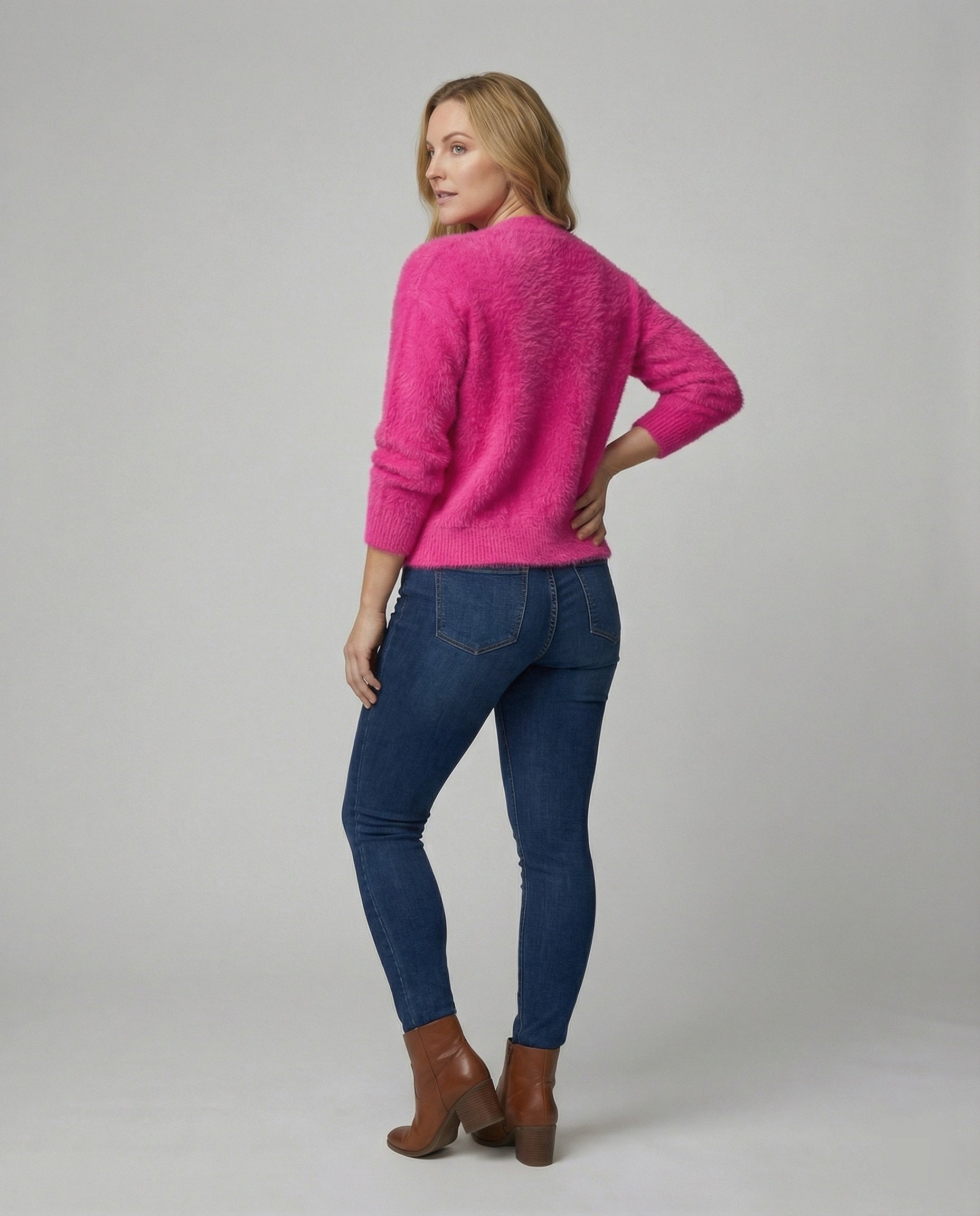 Strickjacke Damen kuschelig mit V-Ausschnitt und Knopfdetails in Weiß