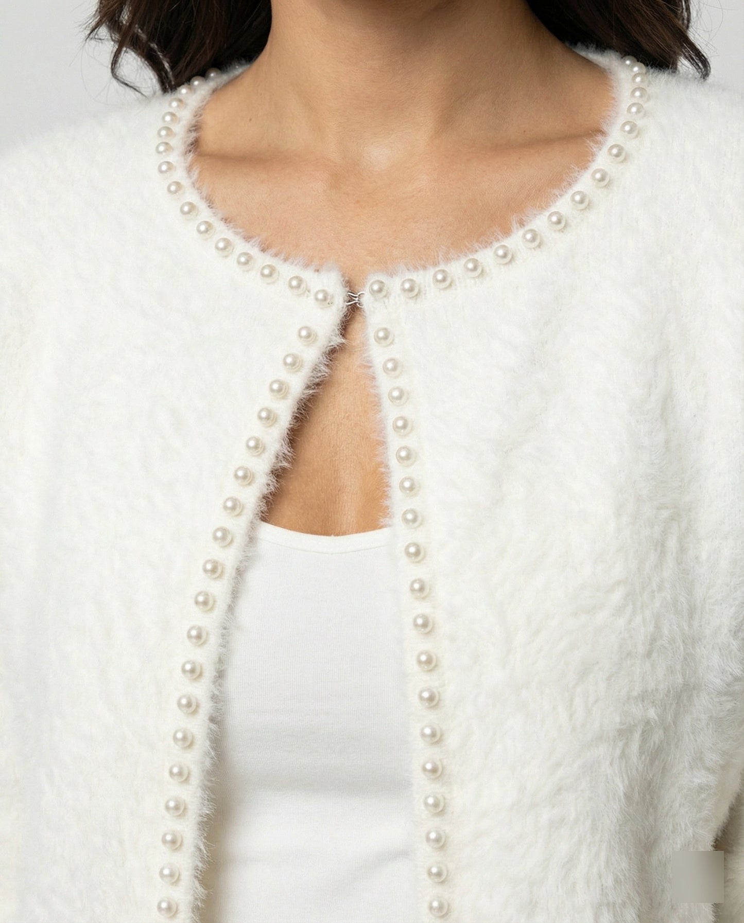 Strickjacke Damen flauschig mit Perlenverzierung in Weiß