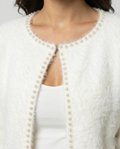 Strickjacke Damen flauschig mit Perlenverzierung in Weiß