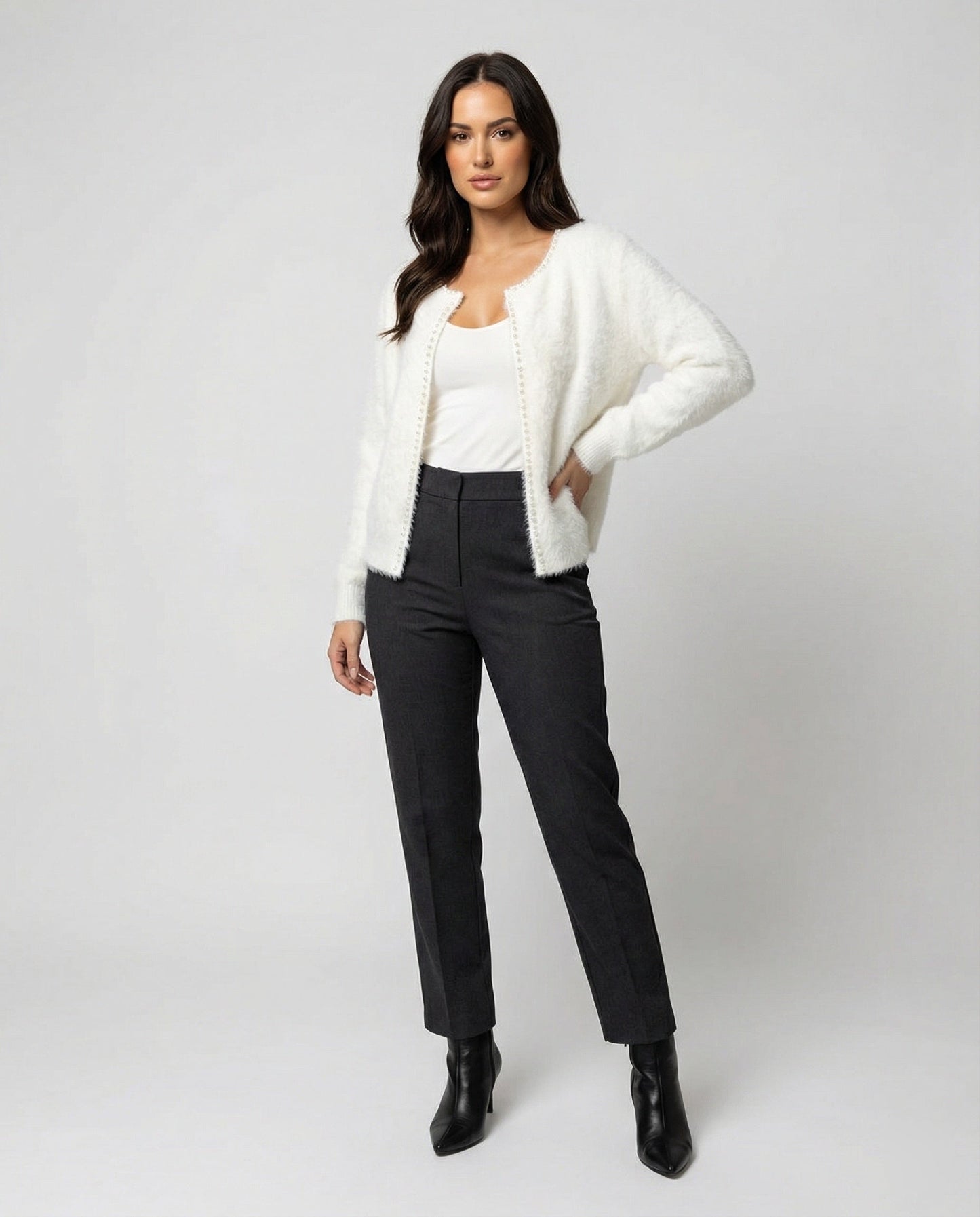 Strickjacke Damen flauschig mit Perlenverzierung in Weiß