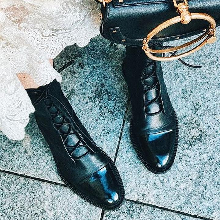 Raffinierte hohe Stiefel für Damen in Schwarz