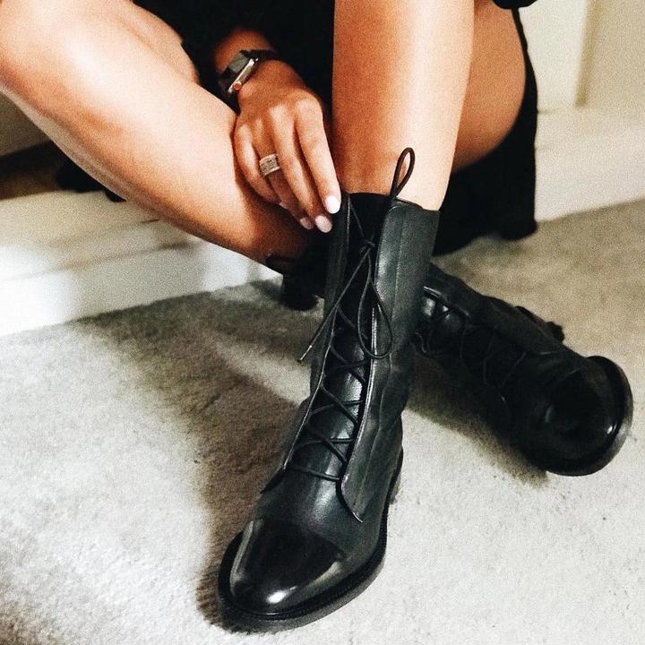 Raffinierte hohe Stiefel für Damen in Schwarz