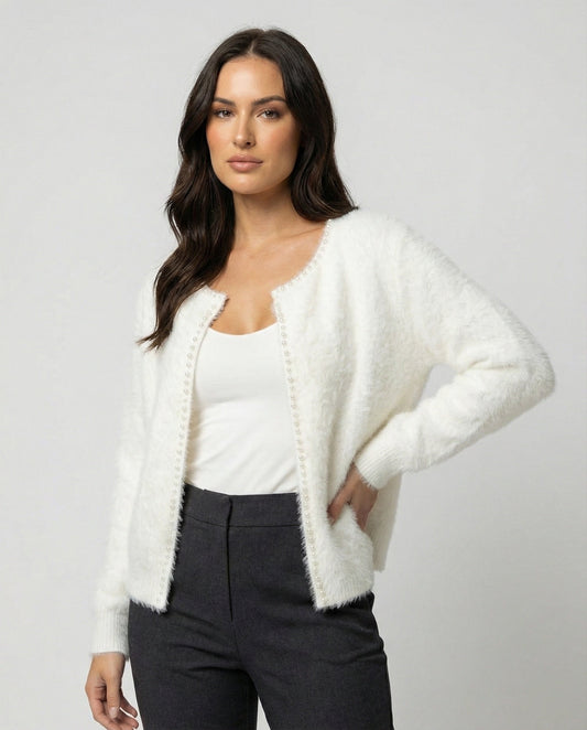 Strickjacke Damen flauschig mit Perlenverzierung in Weiß