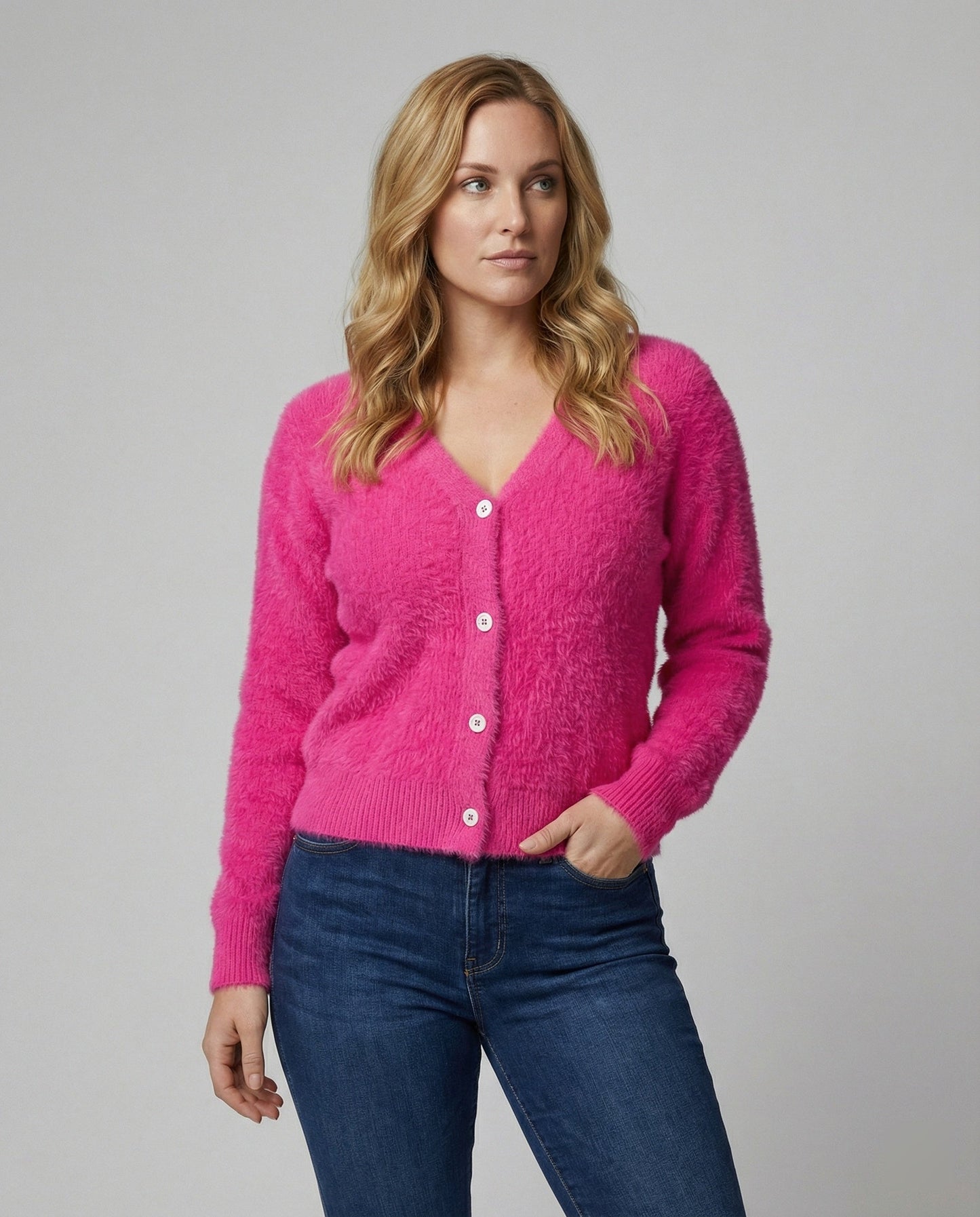 Strickjacke Damen kuschelig mit V-Ausschnitt und Knopfdetails in Magenta